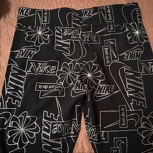 Womens Nike leggings with silver design size XL